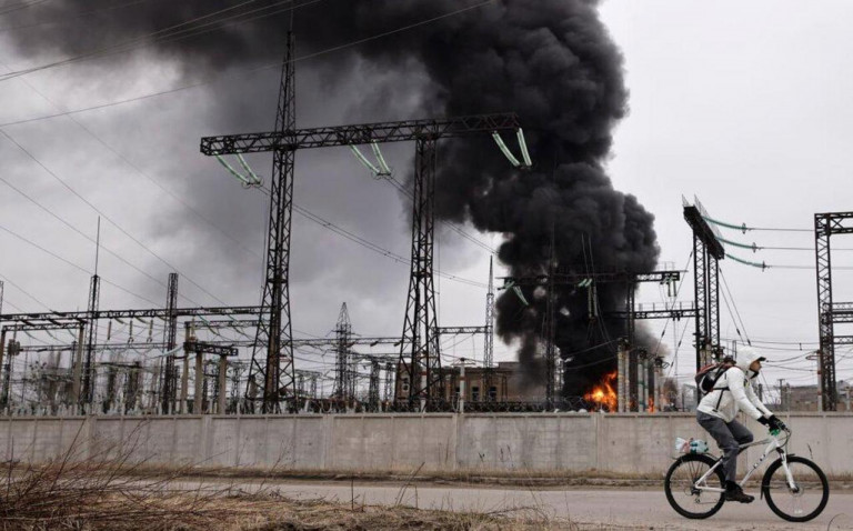 Заглавное фото: Горит энергетическая инфраструктура Харькова