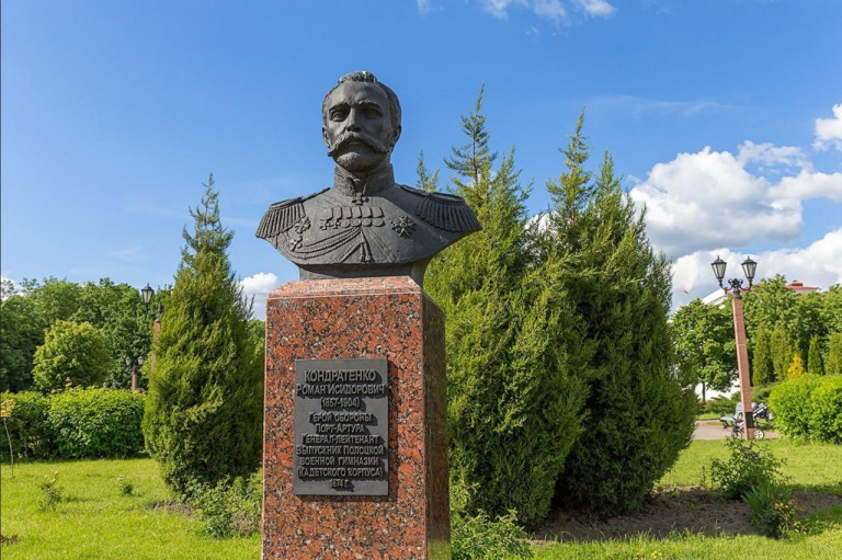 Заглавное фото. Бюст генерала Кондратенко в Полоцком кадетском корпусе