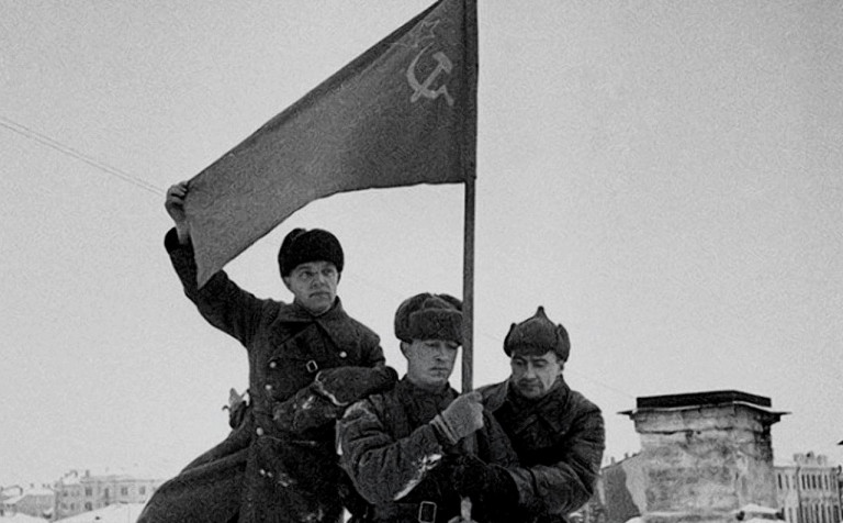 Заглавное фото. Водружение красного знамени над городом Калинин