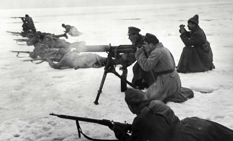 Заглавное фото. Бойцы 7-й армии штурмуют Кронштадт