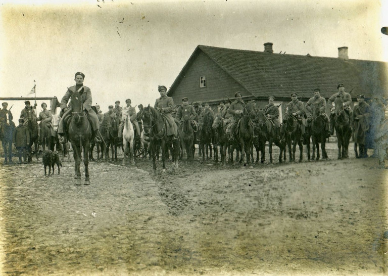 Заглавное фото. Атаман Булак-Балахович со своим отрядом охранения
