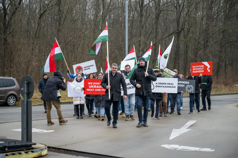 На заглавном фото: В Венгрии проходят митинги против вступления Украины в ЕС