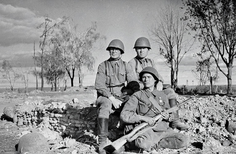 Заглавное фото. Бойцы Красной Армии под Ржевом. 1942 год.