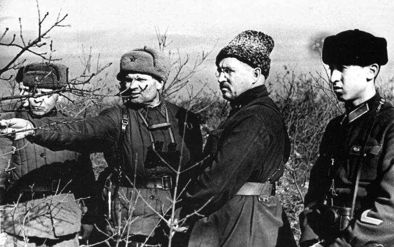 Заглавное фото. Генерал-майор И.Е.Петров (в папахе) и полковник Н.О.Гузь на переднем крае обороны