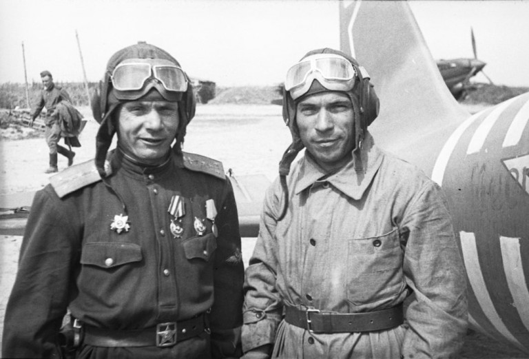 Заглавное фото. Капитан Георгий Паршин (слева) и его товарищ Иван Скрипников. Июнь 1944 года