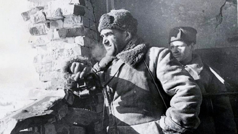 Заглавное фото. Командир 138-й стрелковой дивизии полковник Иван Людников на наблюдательном пункте (Сталинград)