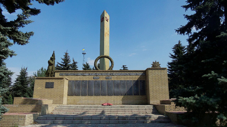 Заглавное фото. Памятник героям-освободителям от фашизма в Марьинке