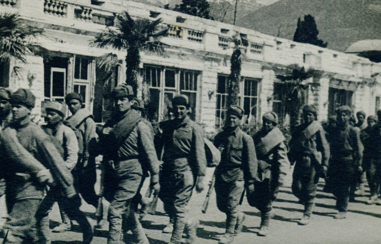 Заглавное фото. Советская пехота на Набережной Ялты 16 апреля 1944 г. Из материалов отдела фондов МБУК «Ялтинский историко-литературный музей», Кп 1655, Ф 430.