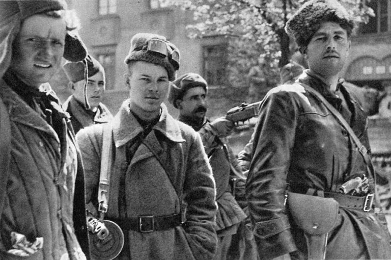 Заглавное фото. Советские солдаты на улицах города Брно