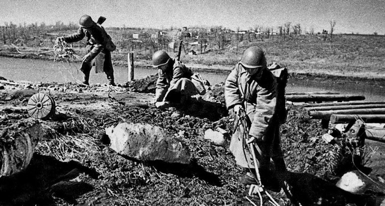 Заглавное фото. Советские солдаты производят разминирование территории вокруг позиций немцев в Демянском котле