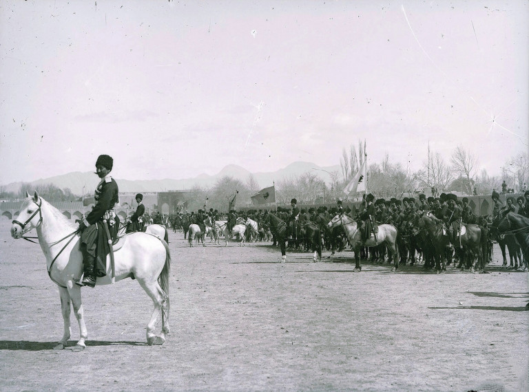 Заглавное фото. Русские казаки на центральной площади Тегерана