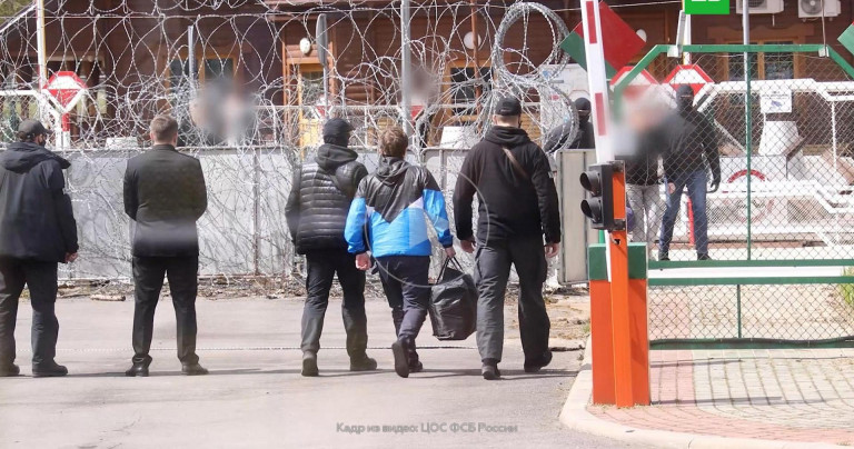 На заглавном фото: Обмен на белорусско-польской границе. Источник: Кадры из видео ЦОС ФСБ России. 