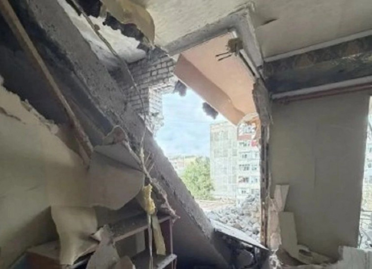 На заглавном фото: Результата удара ВСУ по многоквартирному жилому дому в Свердловском муниципальном округе ЛНР (Источник – Леонид Пасечник).
