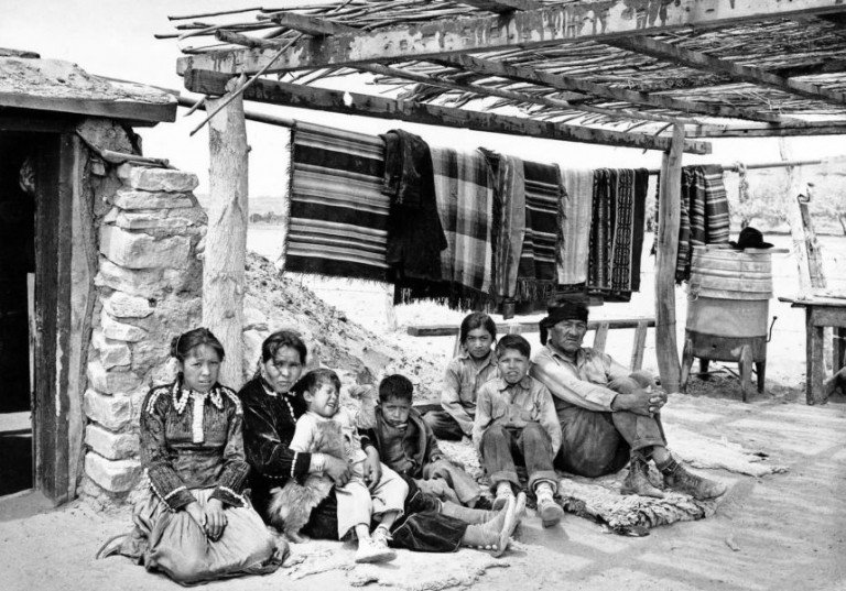 На заглавном фото: Семья навахо в Аризоне, 1948 год