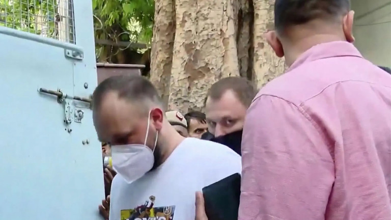 На заглавном фото: Задержание украинцев и американца в Индии