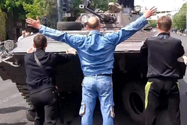 На заглавном фото: Так начиналось. Жители Донбасса голыми руками пытались остановить так называемую АТО, танки и бронемашины, ползущие по приказу Киева их убивать...