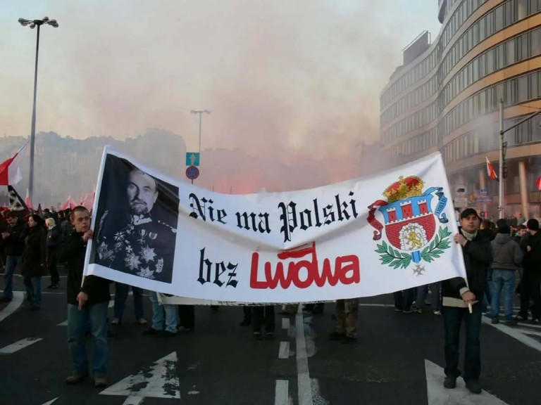 Надпись на транспаранте: "Нет Польши без Львова". Источник – wPolityce.pl