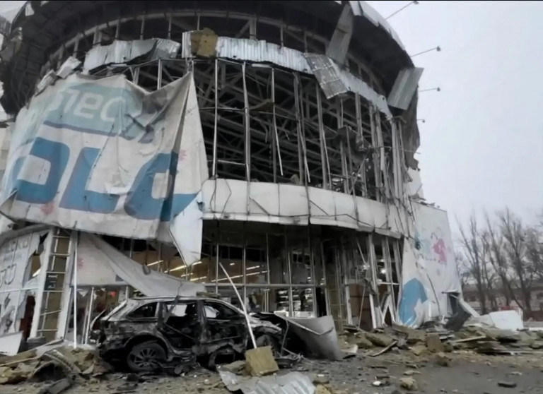 На заглавном фото: последствия удара ВСУ американской ракетой по одному из донецких магазинов