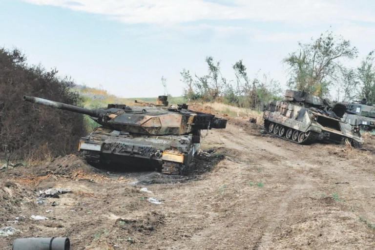 На заглавном фото: Уничтоженная ВС РФ в зоне проведения СВО западная военная техника. Таких фото – доказательств того, что Украину вооружают больше полусотни стран – множество...
