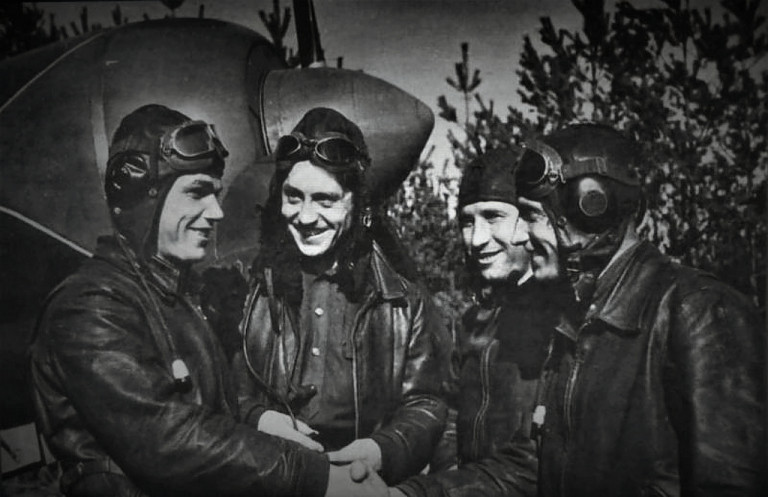 Заглавное фото. Боевые друзья поздравляют заместителя командира 176-го гвардейского истребительного авиаполка дважды Героя Советского Союза гвардии майора Ивана Никитовича Кожедуба с шестидесятой победой