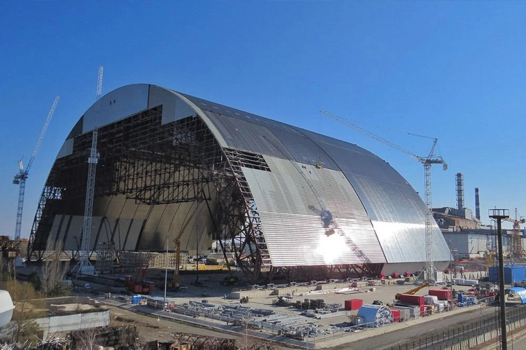 На заглавном фото: Строительство НБК, призванного накрыть собой объект "Укрытие", источник "Атомная энергия 2.0"