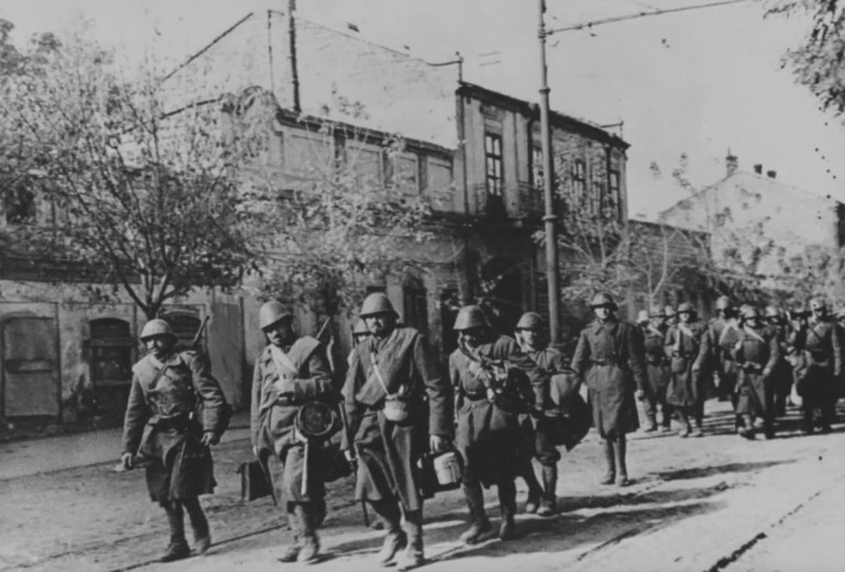 На заглавном фото: Румынская пехота в оккупированной Одессе, 1941 г. Источник –nationaalarchief
