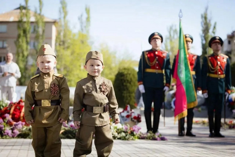 На заглавном фото: Новая Россия отпраздновала День Победы, источник фото – Новое.Медиа в Запорожье