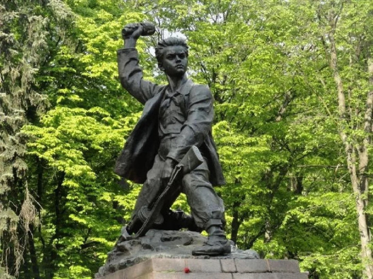 Заглавная иллюстрация. Памятник Марату Казею в Минске