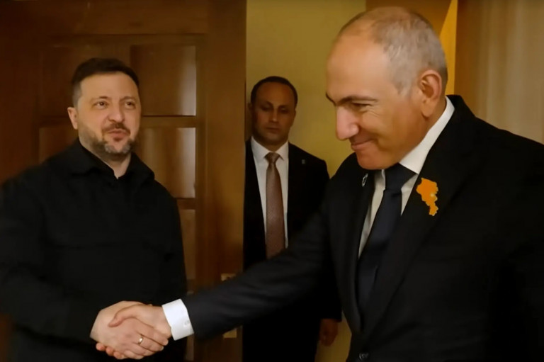 На заглавном фото: Пашинян тепло принимал Зеленского...