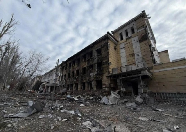 На заглавном фото: Медицинское учреждение в ДНР после обстрела со стороны Украины.