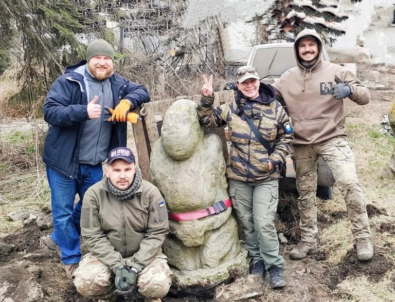 Заглавное фото – Боевики ВСУ «победили» половецкую бабу и празднуют «перемогу»