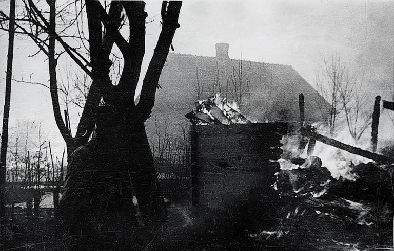 Заглавное фото: Фотография горящей Сахрыни, сделанная боевиками Армии Крайовой