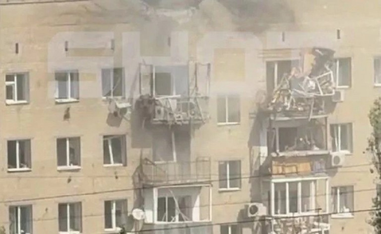 На заглавном фото: Последствия удара ВСУ по Ростову-на-Дону в ночь на 10 октября (Источник – gazeta.ru)