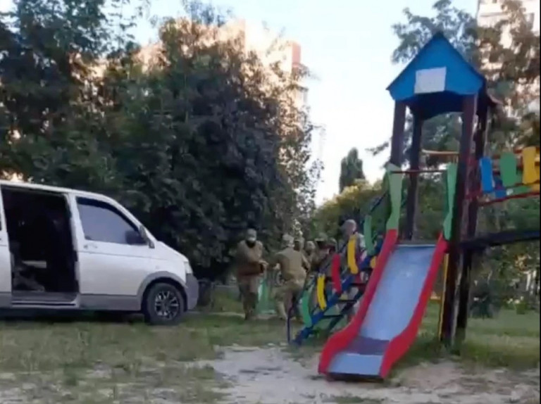 На заглавном фото: Людоловы ТЦК "бусифицируют" мужчину прямо на детской площадке, на глазах у ребятишек