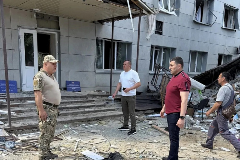На заглавном фото: Рашид Узденов осматривает разрушенные здания в Старобельске