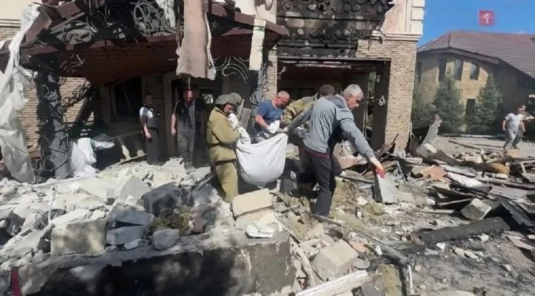 На заглавном фото: Спасатели выносят из-под завалов 16-летнюю девочку, погибшую в Лимане (ЛНР) в результате обстрела ВСУ. Источник – телеканал Россия 1