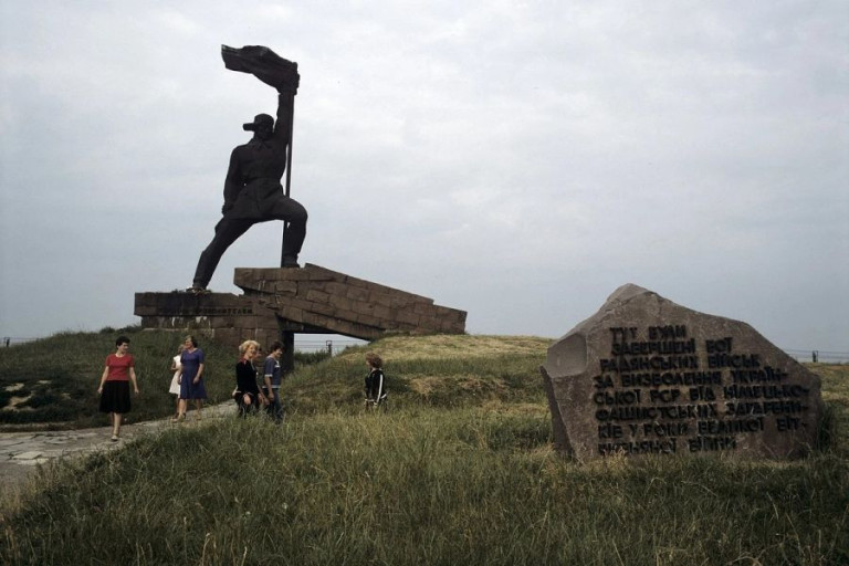 Памятник освободителям Закарпатья в Ужгороде, снесённый украинскими националистами