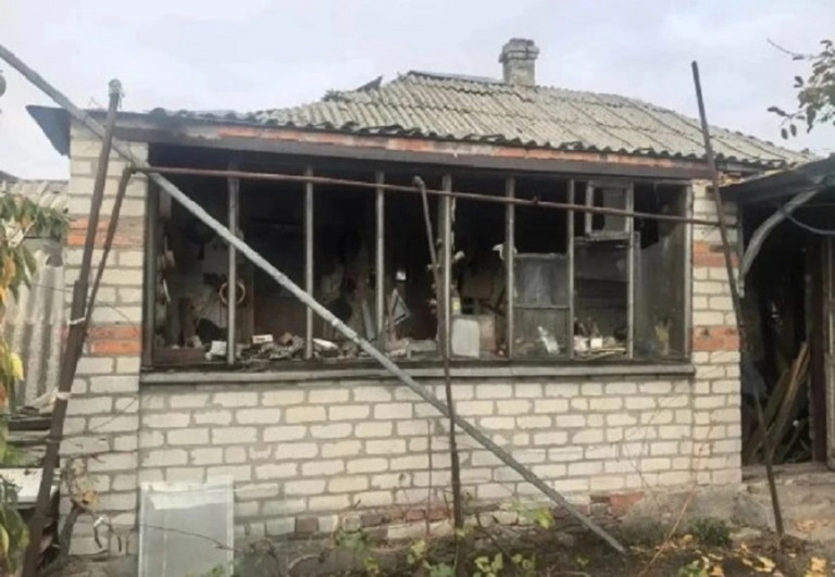 На заглавном фото: Последствия ударов ВСУ по Луганской Народной Республике, наносимых в течение суток 18-19 октября (Источник – Леонид Пасечник). 