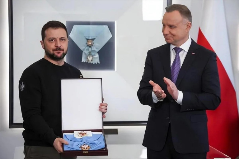 На заглавном фото: В 2023 году тогдашний президент Польши Дуда вручил Зеленскому орден Белого Орла и назвал его "исключительным". Спустя три года "исключительный" Зеленский плюнул в сторону Польши, прославляя "героев УПА*". Чем не исключительность?