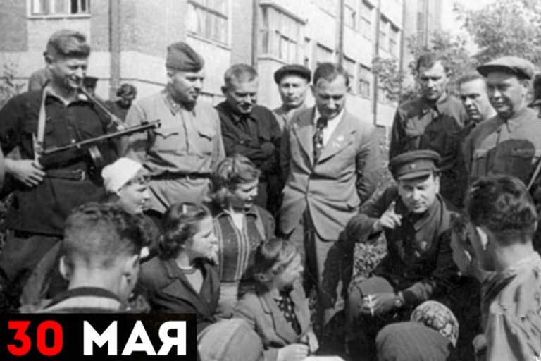 Начальник ЦШПД Пантелеймон Пономаренко с белорусскими партизанами в Москве.