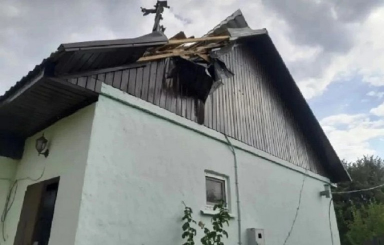 На заглавном фото: Результат вражеской атаки на частный дом в селе Посохово Валуйского округа Белгородской области (Источник – оперштаб Белгородской области)