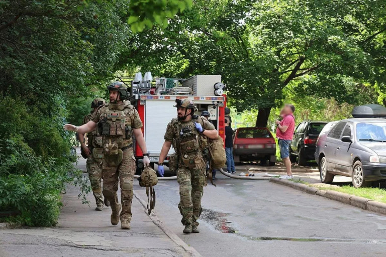 Заглавное фото: Украинские военные в Краматорске выбирают себе квартиры в многоэтажных домах для обустройства огневых позиций. Фото из местных социальных сетей