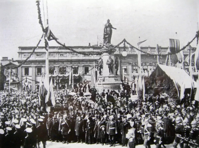 Заглавное фото: «6 мая 1900 г. на Екатерининской площади благодарные жители Одессы воздвигли величественный памятник основателям города», источник – Федеральное архивное агентство РФ