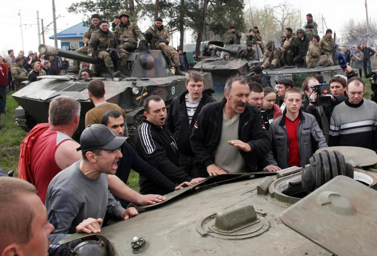 На заглавном фото: 2014 год. "Демократическая" броня, которую "демократический" Киев отправил на Донбасс и, по понятиям "демократического Запада", недемократический народ Донбасса, который пытается остановить войну