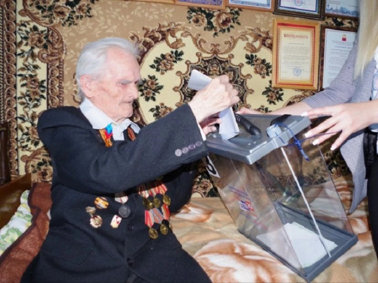 На заглавном фото: Ветеран Великой Отечественной войны Виктор Назаров голосует на дому в Славяносербском районе ЛНР (Источник – сайт администрации Славяносербского округа).