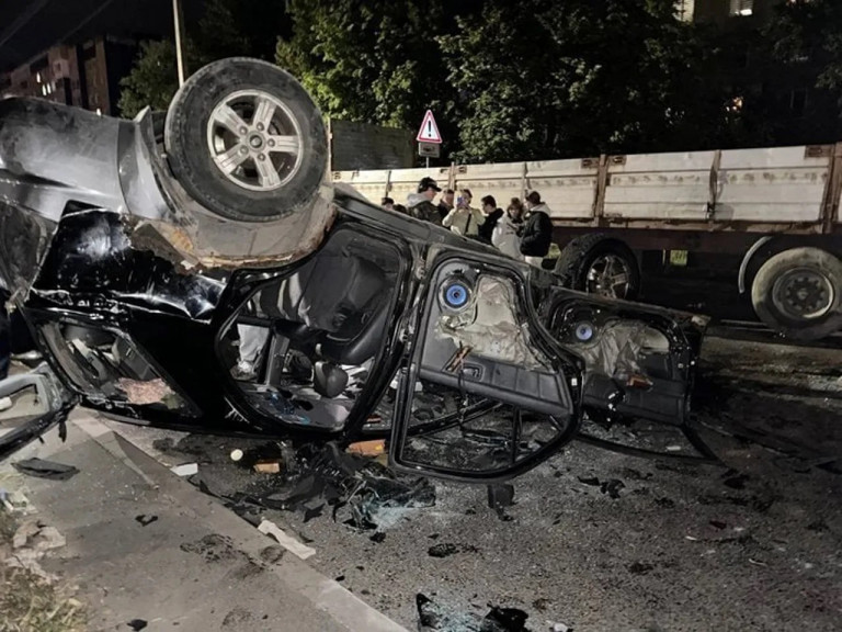 Перевёрнутый автомобиль ТЦК на месте конфликта