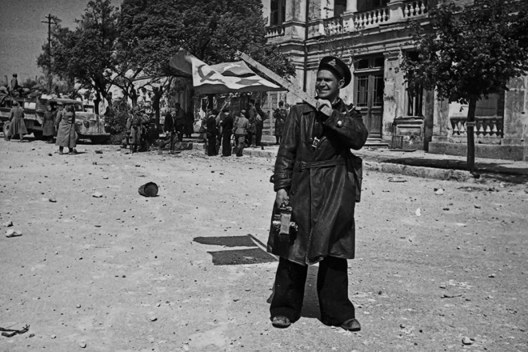 Заглавная иллюстрация Заглавное фото. Фотограф Евгений Халдей в освобождённом Севастополе. 1944 год