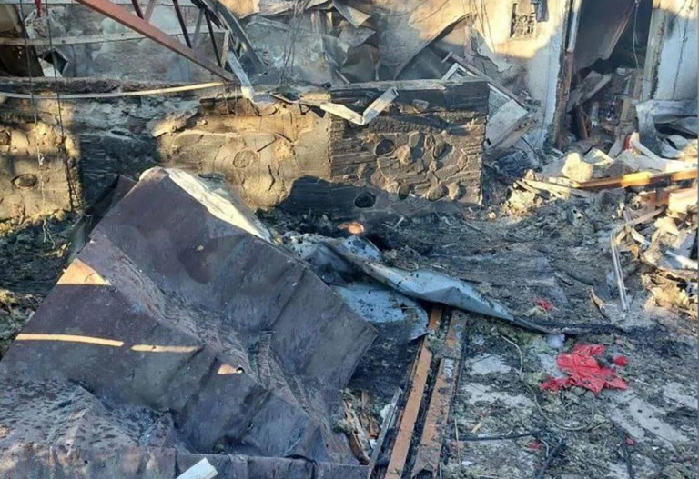 На заглавном фото: последствия атаки беспилотников по кафе и гостинице в Селе Хорлы Херсонской области в ночь с 31 декабря на 1 января