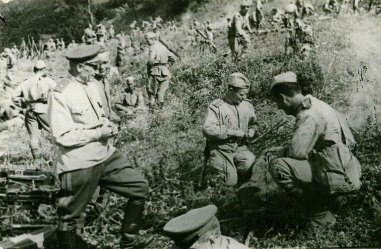 Заглавное фото. Генерал-майор Н.И.Корицкий  среди курсантов, готовящих пищу на привале во время учений. 1944 год