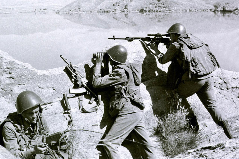 Заглавное фото. Советские солдаты зачищают позиции боевиков во время операции «Магистраль»